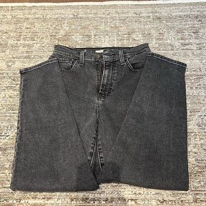 Levi’s high waisted tapered black jeans SIZE 26
